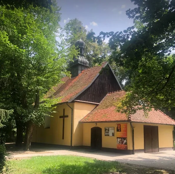 Zdjęcie kościoła Matki Bożej Pocieszenia w Szelejewie Drugim, należącego do parafii pod tym samym wezwaniem, położonego wśród drzew pałacowego parku
